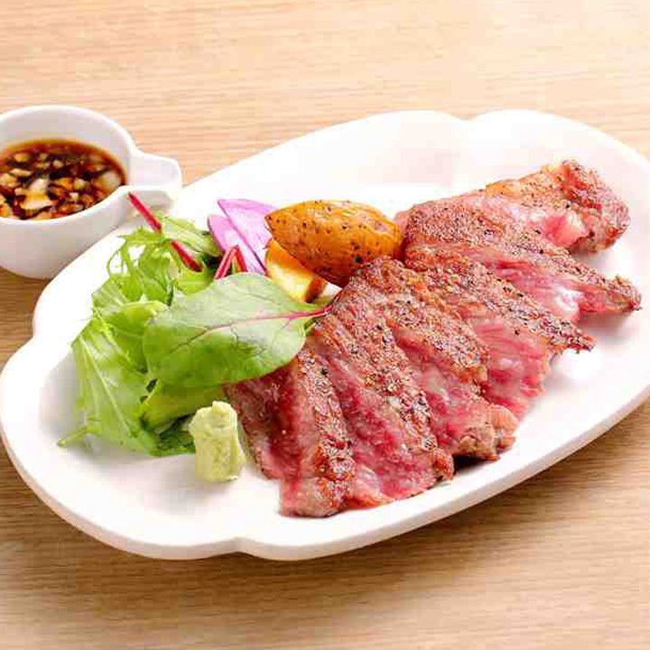 A luxurious moment with our famous Sendai beef steak.