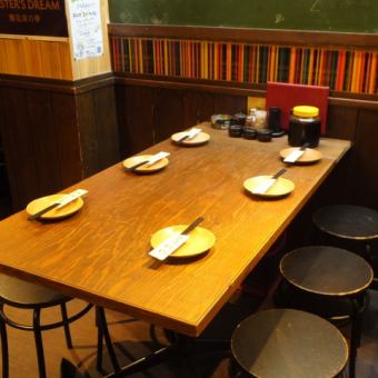 <First floor> As soon as entering the entrance, you can use up to 6 table seats on the right side! There is a big blackboard next to the entrance! There is no doubt that it will make you feel a sense of nostalgicness soon! (Lol) It is the best seat for meetings etc.