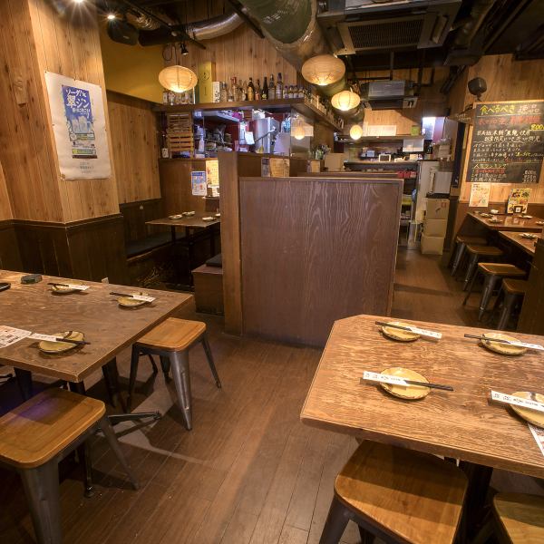 【仕事帰りに1杯♪】人気のBOX席！1F入って正面のBOX席は、間仕切りのおかげで隣を気にせず楽しんで頂けます♪友達同士や会社の同僚、ご家族の集まりなど、様々なシーンにおすすめです！