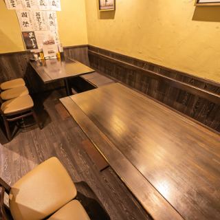 我们还设有可容纳 6 人的餐桌。座位舒适轻松，非常适合与亲爱的朋友和家人一起用餐。此外，我们将以愉快的客户服务和美食欢迎您☆请在我们工作人员的热情服务中享受舒适的时光。