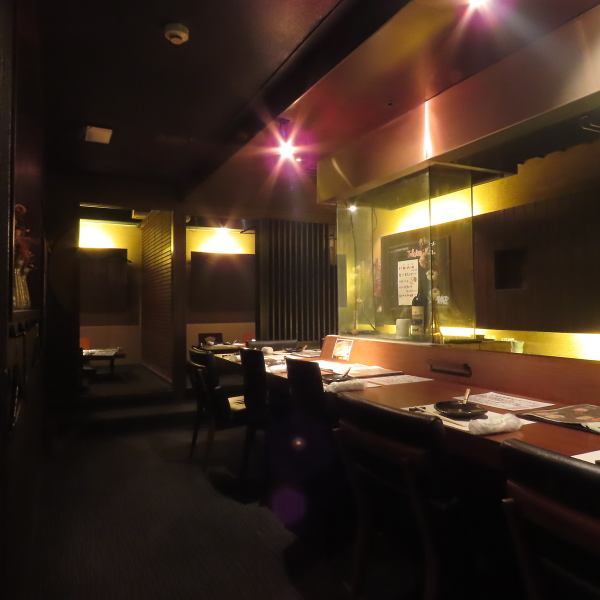 カウンター席は、落ち着いた雰囲気で名物のはまぐりなどの海鮮料理や肉料理とそれに合う日本酒など様々なお酒と一緒にお料理を楽しんで頂けます。カップルでのデートや大切な日で落ち着いた雰囲気で楽しんで頂ける空間です。【すすきの/居酒屋/和食/飲み放題/牡蠣/海鮮/肉】