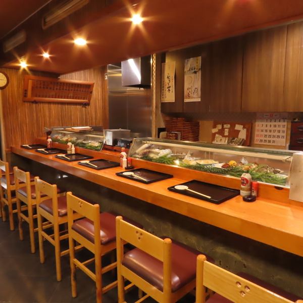 【アットホームな雰囲気の中で、気軽にお食事を楽しめる】店内にはカウンター席と6名掛けのテーブル席・3名掛けのテーブル席があり、少人数からグループ利用まで対応が可能です。友人や家族との団らんで素敵なひとときをお過ごしください。