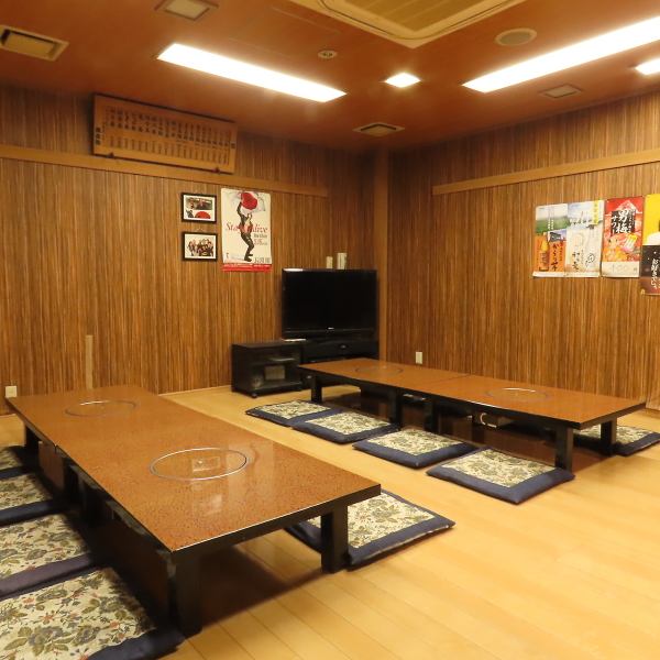 【家族連れやグループ利用に最適な座敷席を完備】4名掛けの座敷は2名からご利用いただけますので、少人数でもゆったりとくつろげます。さらに、最大26名様まで利用が可能ですので、特別な日のお祝い事やご宴会にもぴったりです。