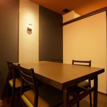 【4名様個室 6部屋】広々とした個室。仕切りを外して団体様でのご利用も可能です。