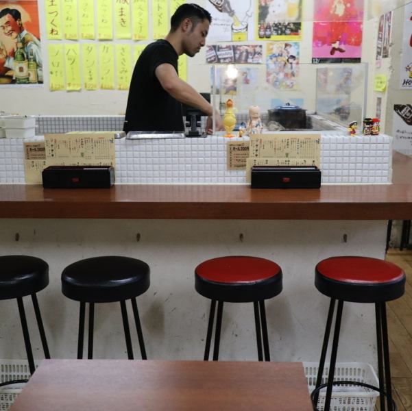 カウンターとテーブルで0.5次会から20名宴会まで対応、チャージ無しでサクッと一杯歓迎。雨知らずの駅近で野毛チカ呑みを。金宮ホッピーや生レモンサワーも人気、昼飲みOK。テーブル予約は電話で！QR決済対応。