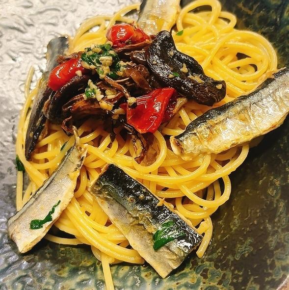 【秋】【サンマ】【ランチ】秋刀魚とキノコとトマトのオイルパスタ