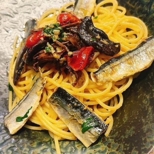【秋】【サンマ】【ランチ】秋刀魚とキノコとトマトのオイルパスタ