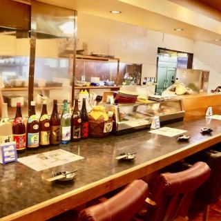 広々としたカウンター席となります。お気軽にご利用できるよう調理場との距離は確保しております。ぜひ、ご来店お待ちしております。