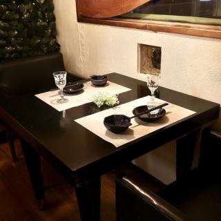 窓際の独立した半個室テーブル席となります。２名様から３名様までご案内可能◎他のお席よりも照明を暗くしております。大事なお話やカップル様に大人気です！大衆酒場には無い、雰囲気のあるお時間をお楽しみください♪