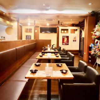 広々としたテーブル席となります。３名様から最大２５名様までご案内可能◎奥にございます掘りごたつ席と合わせて５０名様以上から貸切対応可能となります。幹事様のご予算に合わせてお席ご用意いたします。お気軽にお問い合わせください。大衆酒場の雰囲気をお楽しみください♪
