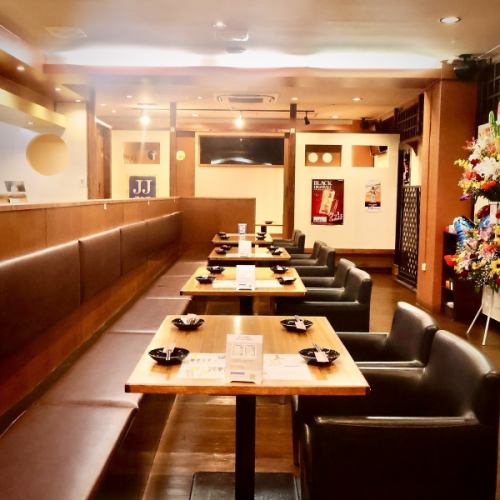 広々としたテーブル席となります。３名様から最大２５名様までご案内可能◎奥にございます掘りごたつ席と合わせて５０名様以上から貸切対応可能となります。幹事様のご予算に合わせてお席ご用意いたします。お気軽にお問い合わせください。大衆酒場の雰囲気をお楽しみください♪