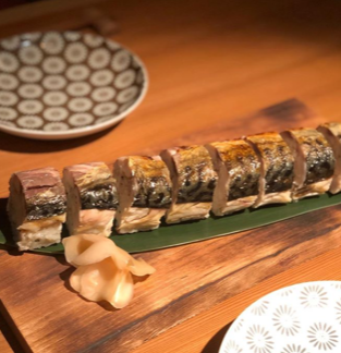 [外带/外送] 烤鲭鱼整条寿司 1,800日元（不含税）