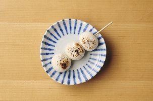 Grilled dumplings (with red bean paste)