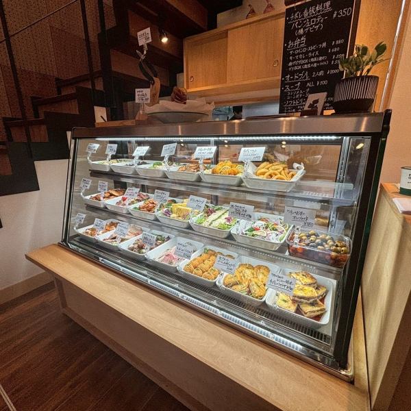ガラスケースの中には自慢の洋風お惣菜が♪バラエティに富んだラインナップで見た目でも楽しませてくれます。