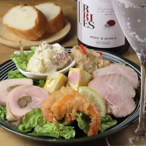 贅沢ランチ！エビや肉料理など、彩り豊かな特製デリプレート