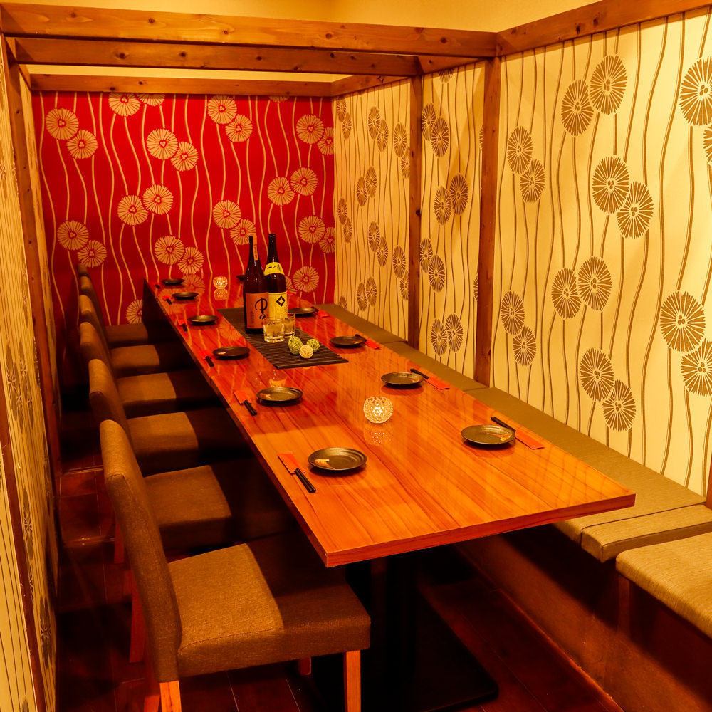 落ち着きある空間で自慢の創作料理をお楽しみください。