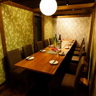 人数に合わせて最適なお席へとご案内いたします。仕切りを外せば団体様でも個室でご利用可能！会社宴会、歓送迎会など、大人数様でのご利用にも◎！お席に関するお問い合わせもお気軽に！