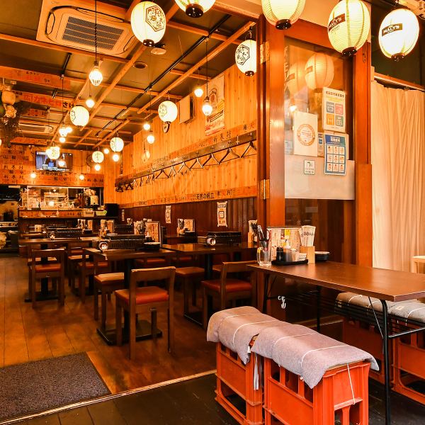【テーブル席】外観に並ぶ提灯が目印の当店。店内は、昭和レトロで天井が高く、開放的な空間となっております。お席はテーブル席をご用意しており4名様のテーブルが8つあります。会社やグループでの宴会にオススメです！