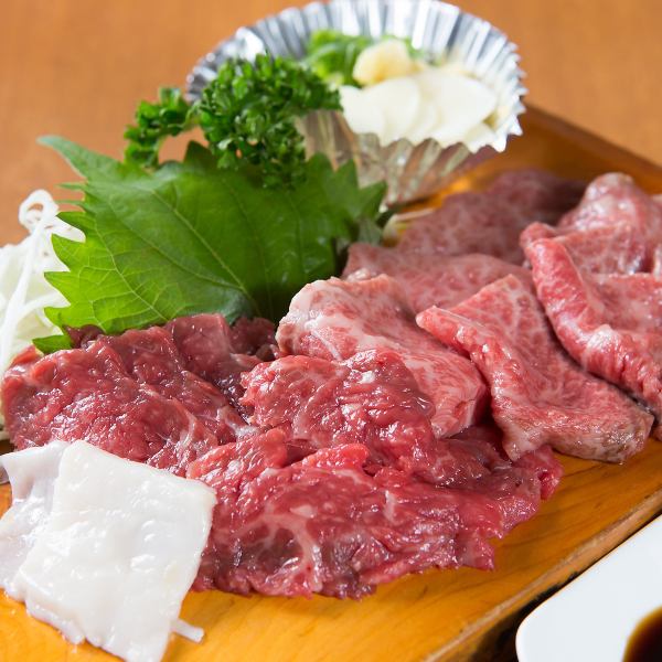 名物！ 新鮮馬刺し。霜降り肉、赤身肉、珍味たてがみの三種。一度ご賞味ください