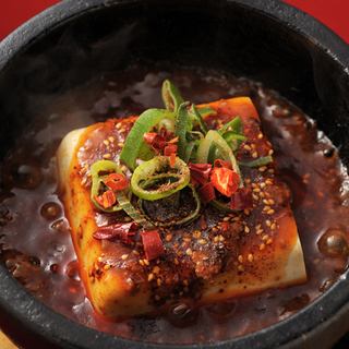 [Specialty] The spiciest in the world! Even those who love super spicy food will groan! "Ishi-nabe Mapo Tofu" 1,078 yen (tax included)