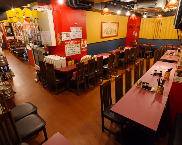 [Tables for 2-4] We have counter seats that are popular with couples, as well as table seats for 2-4 people.The spacious seating will have you eating and drinking your fill. The layout can be freely arranged depending on the number of people and the occasion, so the table seating can accommodate any number of people! One side has spacious sofa seats.