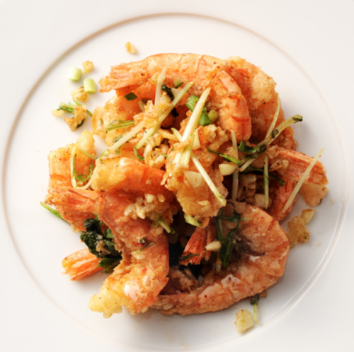 Delicious! Stir-fried shrimp, squid and garlic sprouts with salt