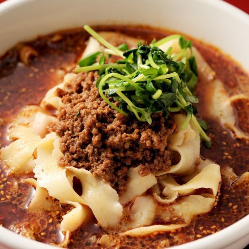 Hand-cut freshly cut sword noodles made by a chef called from China