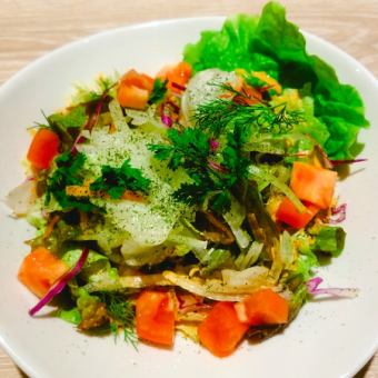 10種類以上の彩り野菜サラダ