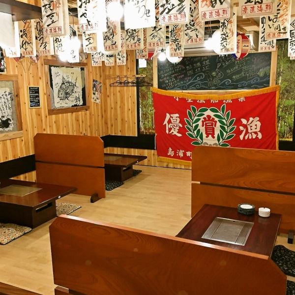 It is also a private room with tatami seats, so you can relax even with a large number of people! The lively atmosphere such as the big fishing flag is perfect for banquets!