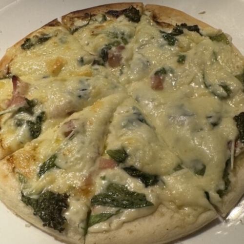 Creamy pizza with bacon and plenty of vegetables