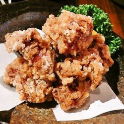 自家製だれ仕込みの名物唐揚げ