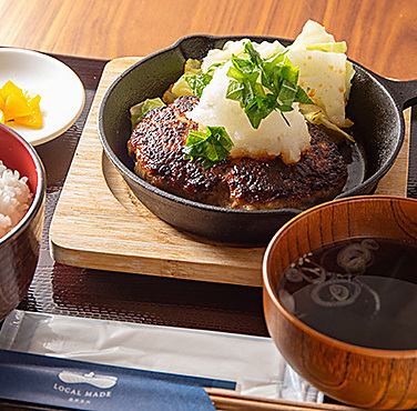 Teppanyaki hand-kneaded hamburger steak set meal (Japanese-style grated daikon ponzu sauce or nostalgic Showa-era sauce)