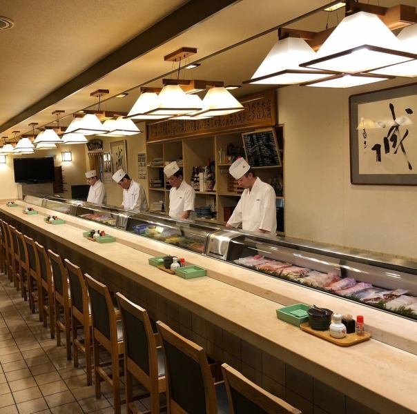 [The 1st floor is spacious with counter seats and slightly raised seats ...] There are 20 counter seats in total.Special seats where you can enjoy the sight of the chef holding sushi nearby! There is a table and a tatami room on the small rise, both of which allow you to take off your shoes and relax.