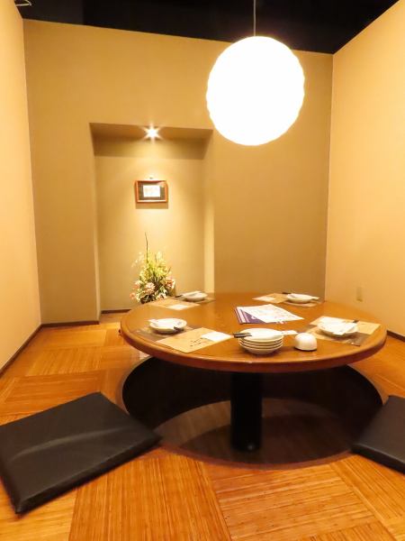 設有高架地板的日式日式爐灶包間。可供少數人使用，因此非常適合私人使用，例如晚宴。