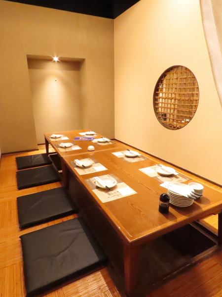 A semi-private room with a sunken kotatsu table for 6 to 8 people.We also have private rooms with sunken kotatsu tables that are perfect for banquets for around 10 people!