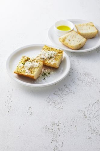 法國麵包（右圖）*配橄欖油
