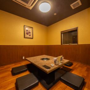 【ご接待などにも適した個室】4名様用の個室席。大切なゲストとプライベートなお食事会をご満喫いただけます。