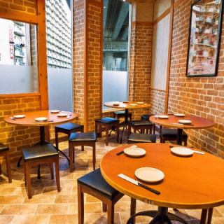 Table seats for 3 to 4 people! We have 4 seats available♪