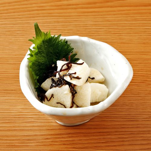 咸海带沙拉配磨碎的山药