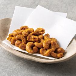 Curry-flavored fried cashews