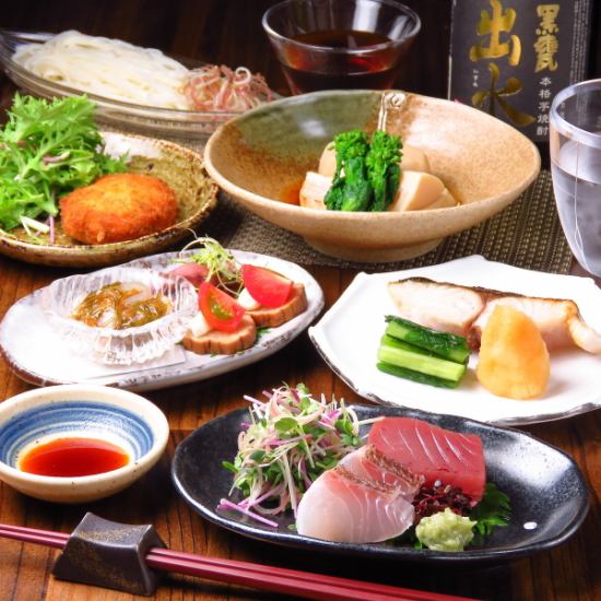 Enjoy creative dishes using seafood sent directly from Tsukiji and seasonal ingredients in a small bowl