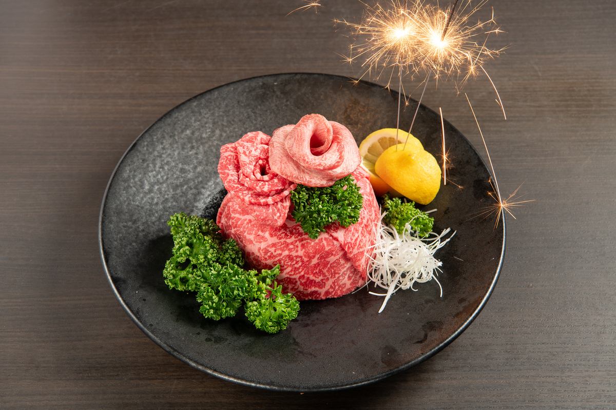お祝いごとに肉ケーキ（別途料金）をお作りいたします！