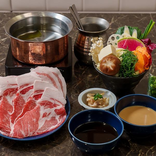 [For girls' parties or solo drinking!] Brand pork, pie pork shabu-shabu course, served with kelp broth, 150g, 4,400 yen (tax included)