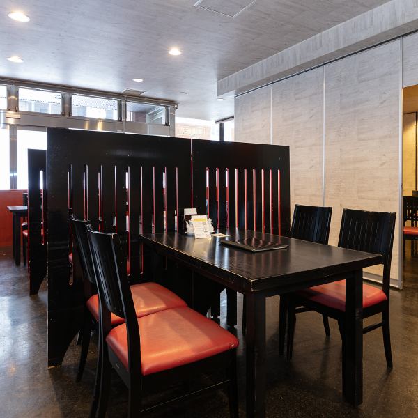 【餐桌座位】餐厅内部给人干净的感觉，主色调为红色和黑色。您可以在轻松、平静的氛围中享用餐点。通过连接桌子，最多可容纳 12 人。我们还提供私人租赁服务，欢迎随时联系我们！