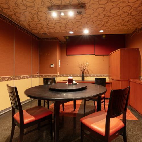 Spacious private room with round table seating