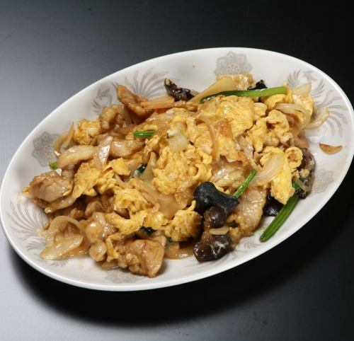 Stir-fried pork and wood jellyfish with egg