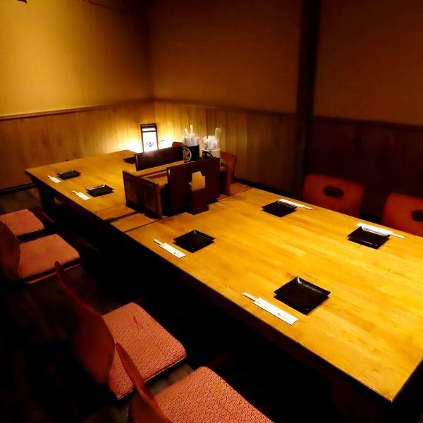 奥のお部屋は木の温もりあふれる落ち着いた雰囲気。足をのばしてくつろげる堀ごたつの個室となります。10～12名様でご利用いただけます。送別会や歓迎会、会社宴会など各種宴会にオススメです！