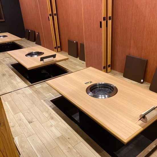 【10～20名】店内奥に位置する掘りごたつ個室は、2部屋繋げると7名様～10名様まで、4部屋全て繋げると15名～20名様までのご利用が可能！人数に合わせてご案内いたします。久しぶりに会ったお仲間との飲み会や会社でのお集まりはもちろん、女子会にもおすすめです。大人数での焼肉宴会はぜひ鉢屋で。