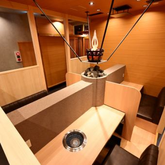 【テーブル席（2名様×4卓）】当店では2人だけの時間を過ごせるカップルシートをご用意しております。お隣との間には仕切りを設置しておりますのでプライベートな空間の中、ゆったりとお食事をお楽しみいただけます。飛沫感染防止にもなる横並びのお席は、カップルでのデートだけでなくご友人とのお食事にもおすすめです。