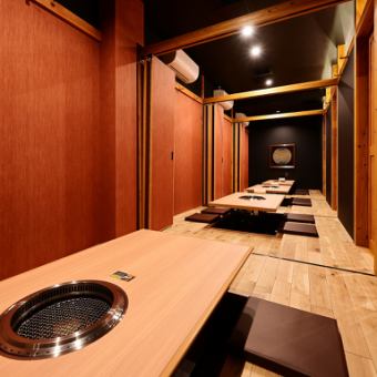 【個室貸切（7名様～最大20名様迄）】店内奥に位置する掘りごたつ個室は、2部屋繋げると7名様～最大10名様まで、4部屋全て繋げると15名様～最大20名様までのご利用が可能。久しぶりに会ったお仲間との飲み会や会社でのお集りはもちろん、女子会にもおすすめです。小人数での貸切もお探しならぜひ鉢屋へお越しください。
